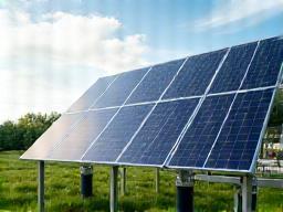 Energieopslag met batterijen en zonnepanelen